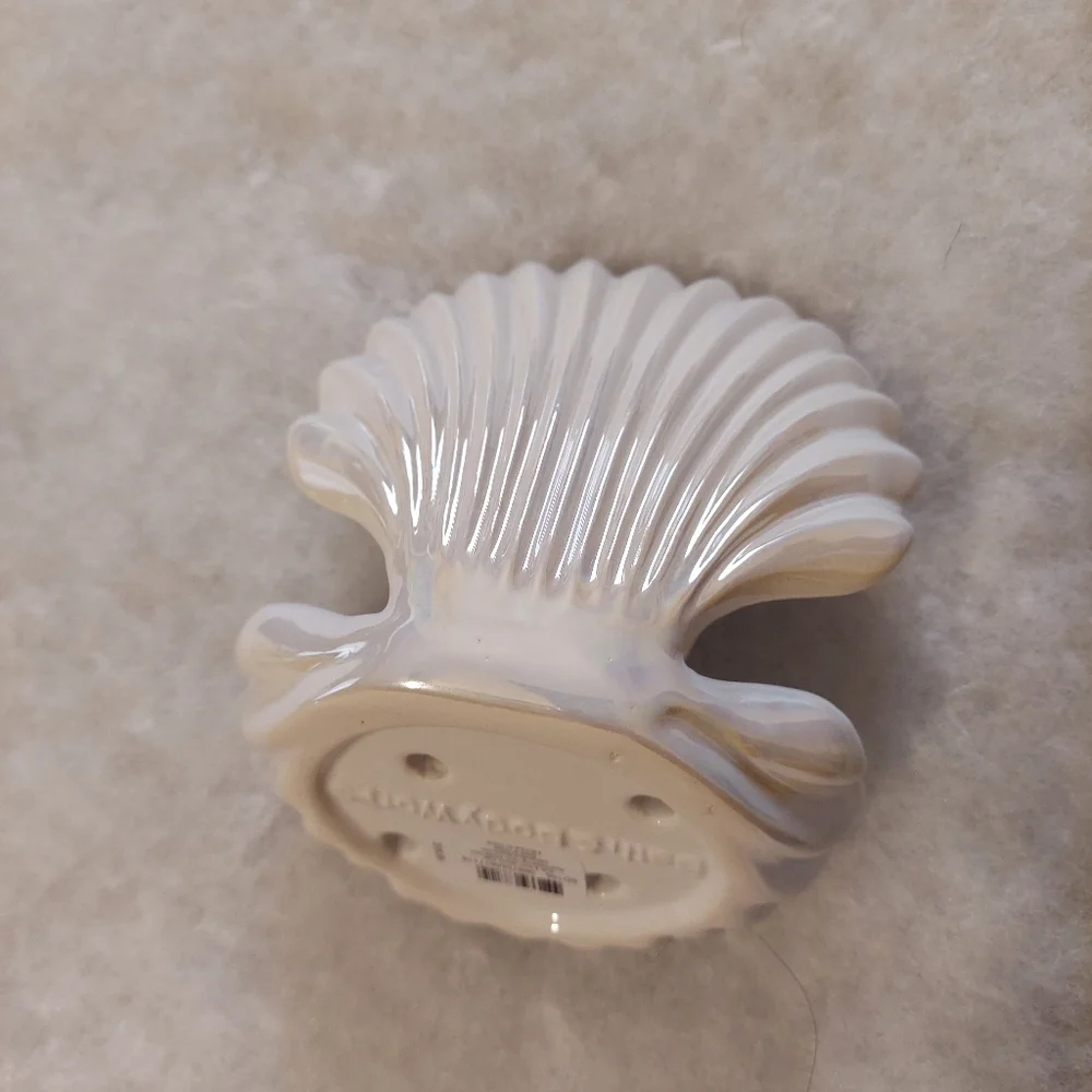 Clam shell soap holder by bath and body works - Picture 2 of 3